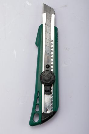 Нож канцелярский с лезвием 8-гранный 18мм SATA 93429