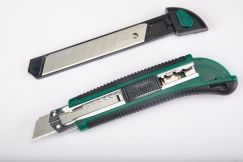 Нож канцелярский с выдвижным лезвием 8-гранный 18мм SATA 93428