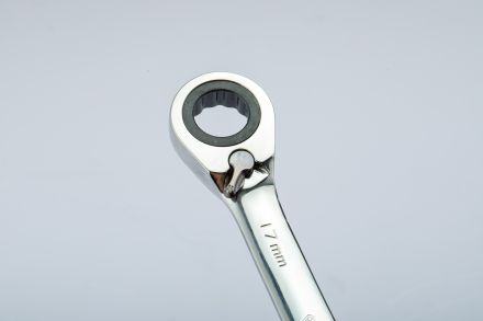 Ключ комбинированный трещоточный 17мм SATA 46610